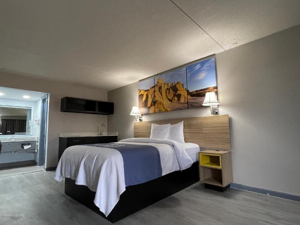 Days Inn by Wyndham Salina South image 1